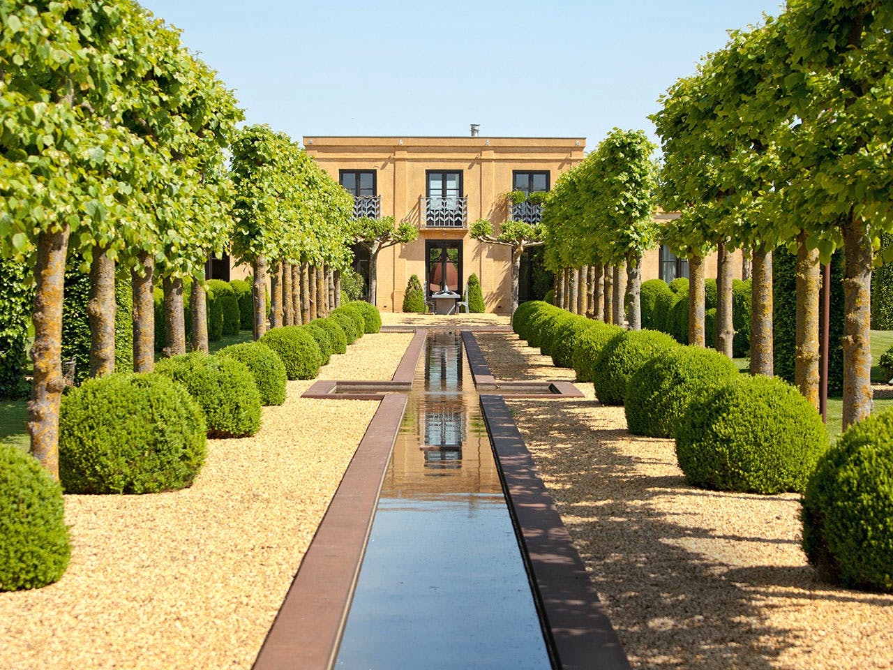 De lengteas van de tuin is ontworpen als metafoor voor de verticale lijn van het menselijk lichaam.