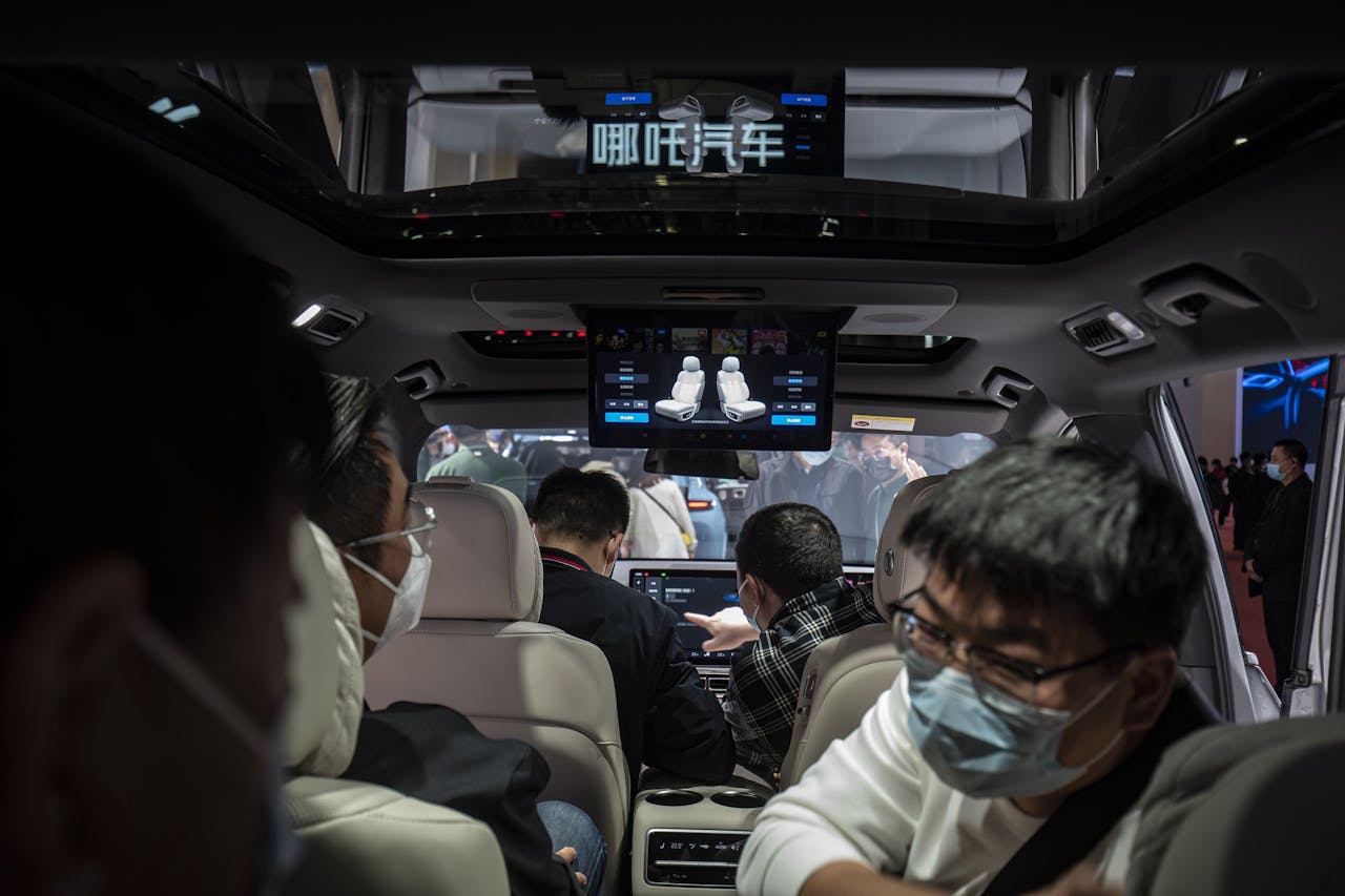 Bezoekers van de Shanghai Auto Show bekijken het interieur van de L9 sport utility vehicle (SUV) van Li Auto.