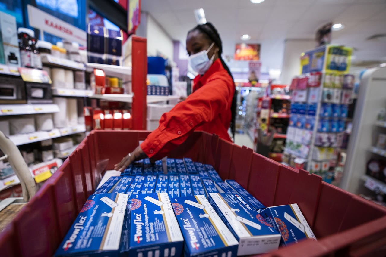 De zelftesten voor het coronavirus in de schappen van een drogisterij in Utrecht. De testen zijn in veel winkels beperkt beschikbaar en online uitverkocht door de sterk toegenomen vraag.