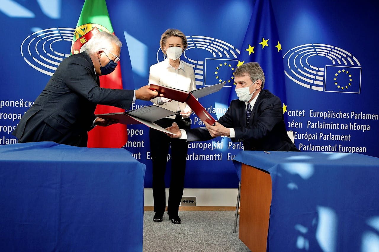 Van links naar rechts: Antonio Costa, premier van Portugal, Ursula von der Leyen, president van de Europese Commissie en David Sassoli, voorzitter van het Europees Parlement