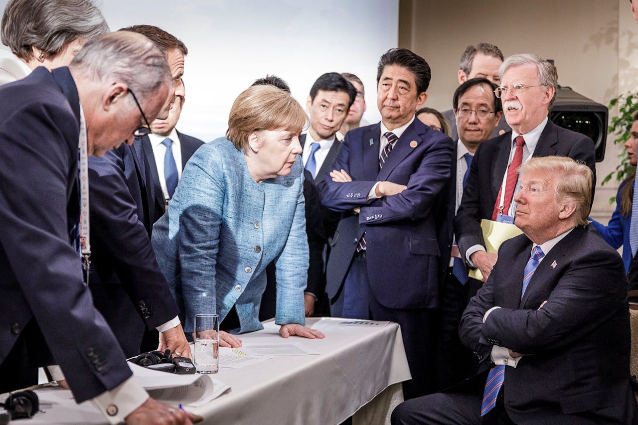 Op de G7-top in Canada vorig jaar leek het Donald Trump (zittend) tegen de rest. De Amerikaanse president weigerde ook om de slotverklaring te ondertekenen.