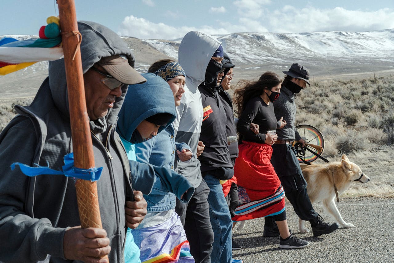 Protestmars van leden van de Paiute-Shoshone tegen de opening van een lithiummijn in de heuvels van noordwest-Nevada.