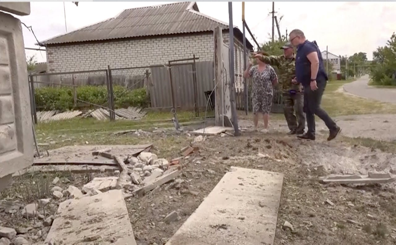 Op dit videobeeld wijzen bewoners in de Russische plaats Graivoron, in de regio Belgorod, naar een beschadigd gebouw. Het Russische leger voert al twee dagen strijd in het gebied.
