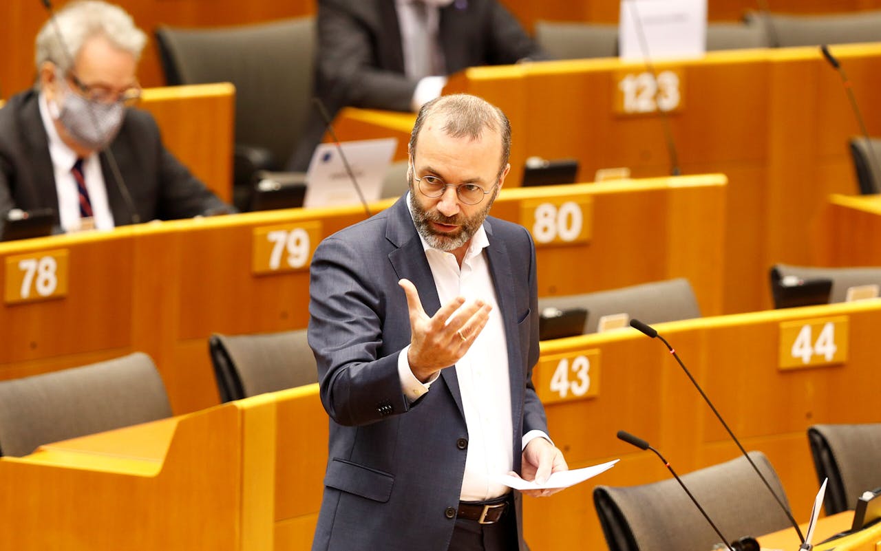 Manfred Weber, de chef van de EVP-fractie in het Europees Parlement, en gebeten hond in Boedapest.