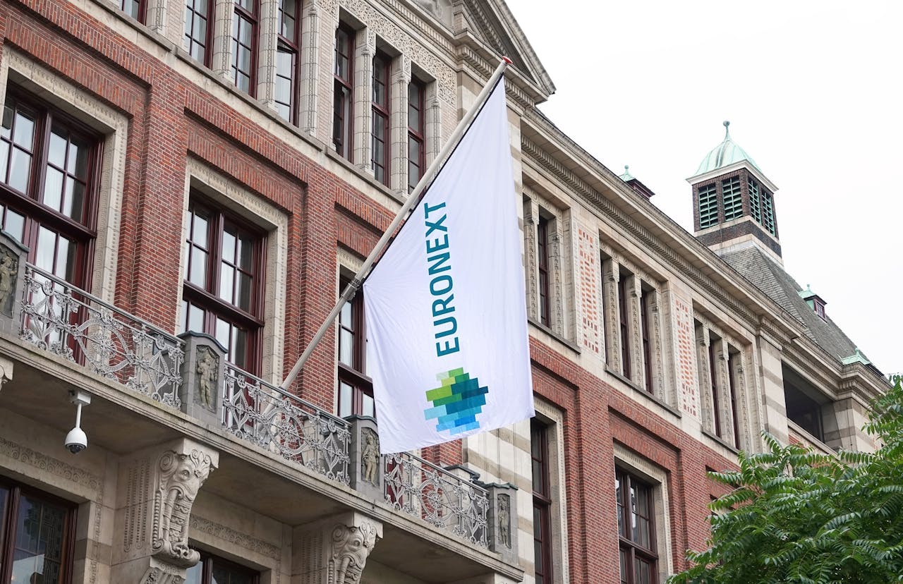 Vlag van beursuitbater Euronext op het Beursplein in Amsterdam