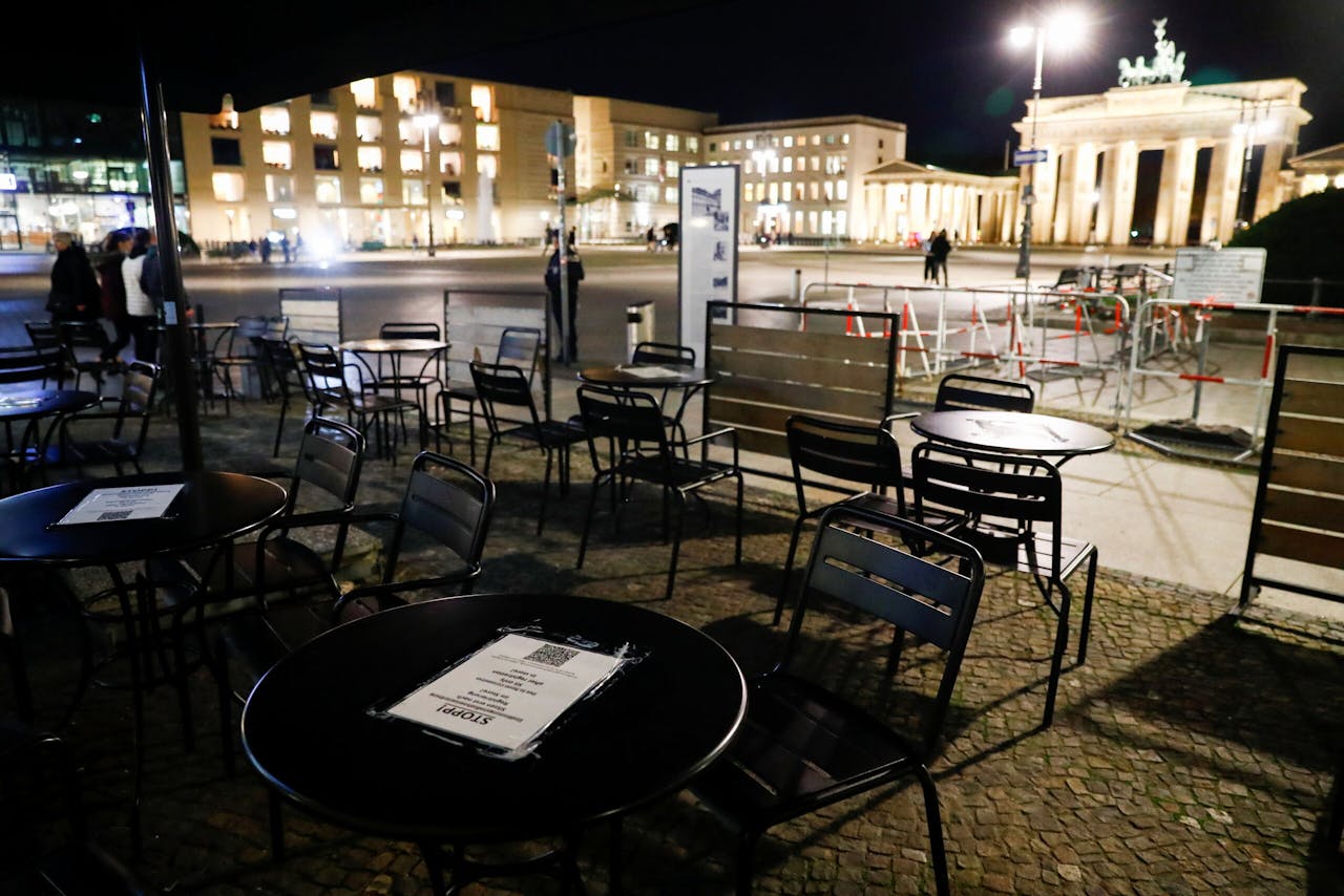 Terras van een café bij de Brandenburger Tor in Berlijn. In heel Duitsland moeten horecagelegenheden vanaf volgende week tot eind november dicht.