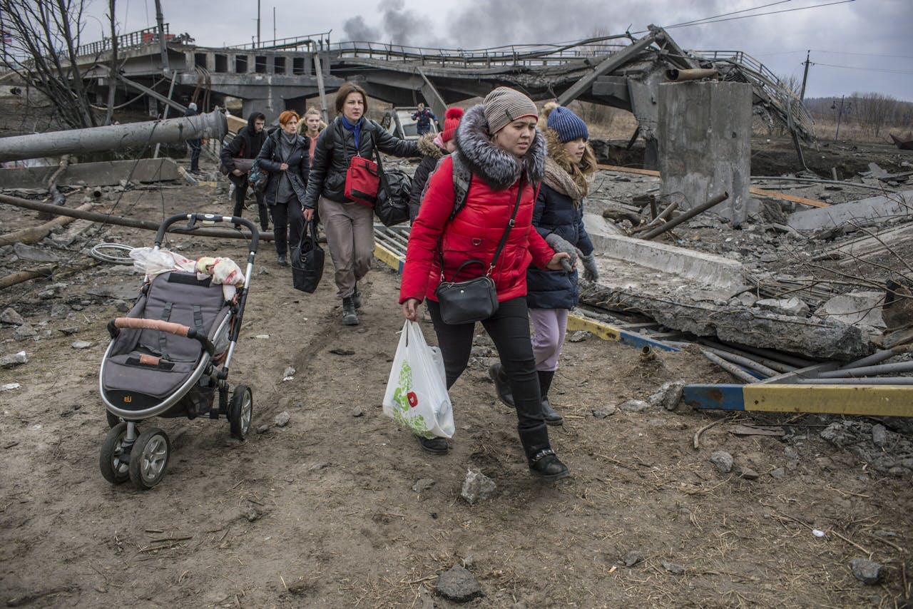 Civili in fuga dalla città di Irbin, vicino a Kiev.