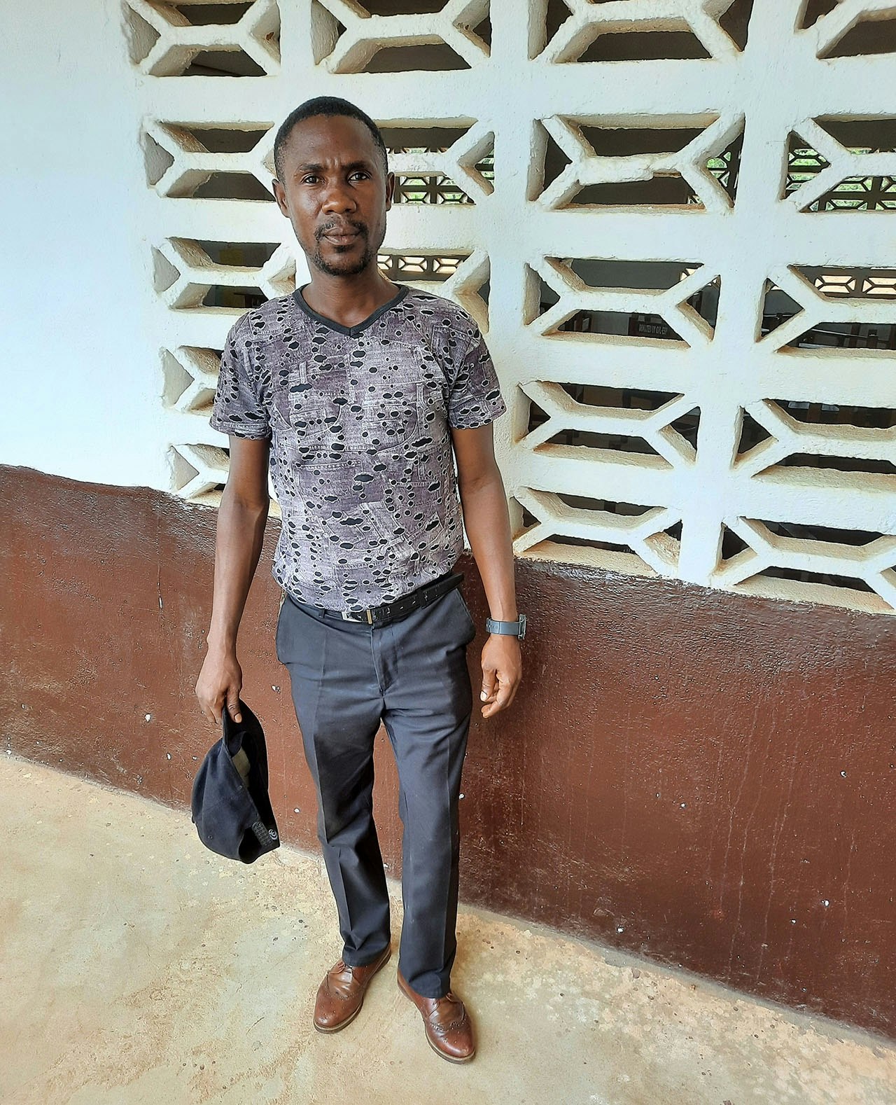 Leraar Kwame Itoka in de school in Butaw. Een deel van de leraren zou worden betaald door Golden Veroleum, maar dit is nog steeds niet gebeurd.