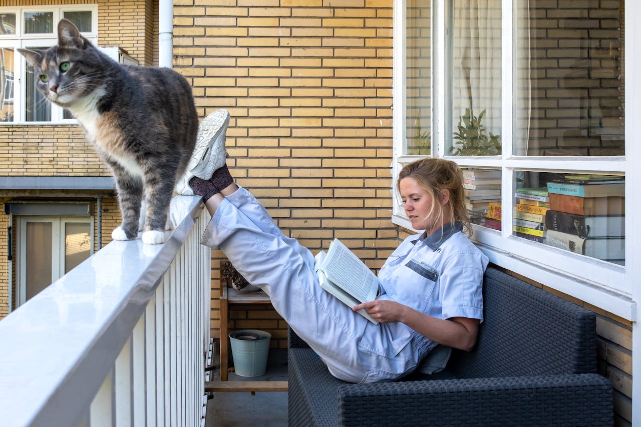 Milou Brand leest graag op haar balkon.