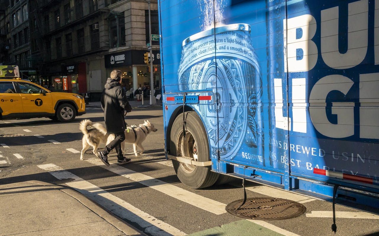 Een Bud Light-vrachtwagen rijdt door de straten van New York.