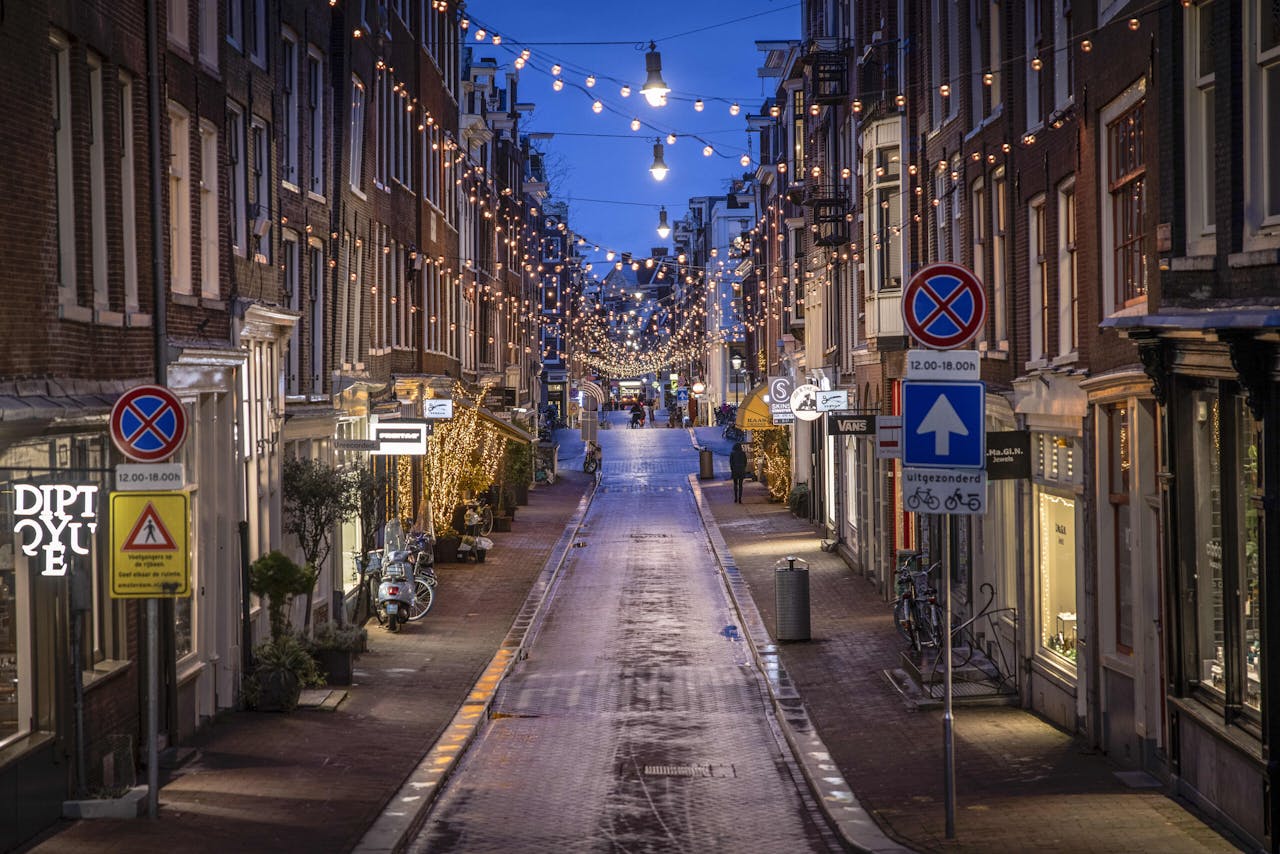 Door de lockdown zijn er veel minder mensen in de winkelstraten, zoals hier in de Negenstraatjes in Amsterdam. De overheid schiet getroffen ondernemers te hulp met een miljardenpakket aan steunmaatregelen.