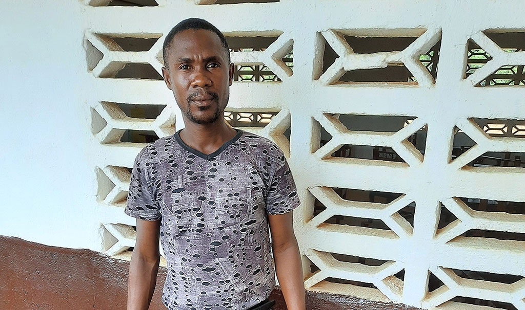 Leraar Kwame Itoka in de school in Butaw. Een deel van de leraren zou worden betaald door Golden Veroleum, maar dit is nog steeds niet gebeurd.