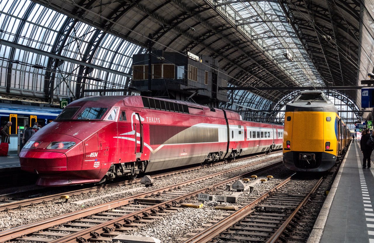 Het kabinet wil het internationale treinverkeer voortaan apart gaan aanbesteden. Als dat gebeurt, kan de NS de huidige inzet van Thalys, Eurostar en IC's verliezen aan giganten als Deutsche Bahn en het Franse SNCF.