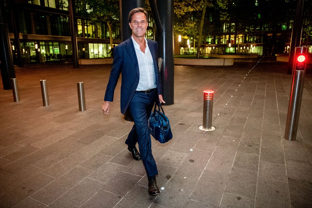 Premier Mark Rutte verlaat donderdagavond het ministerie van Financiën. Hij heeft er overlegd met de vier coalitiepartijen VVD, CDA, D66 en ChristenUnie over de belastingplannen voor 2020,