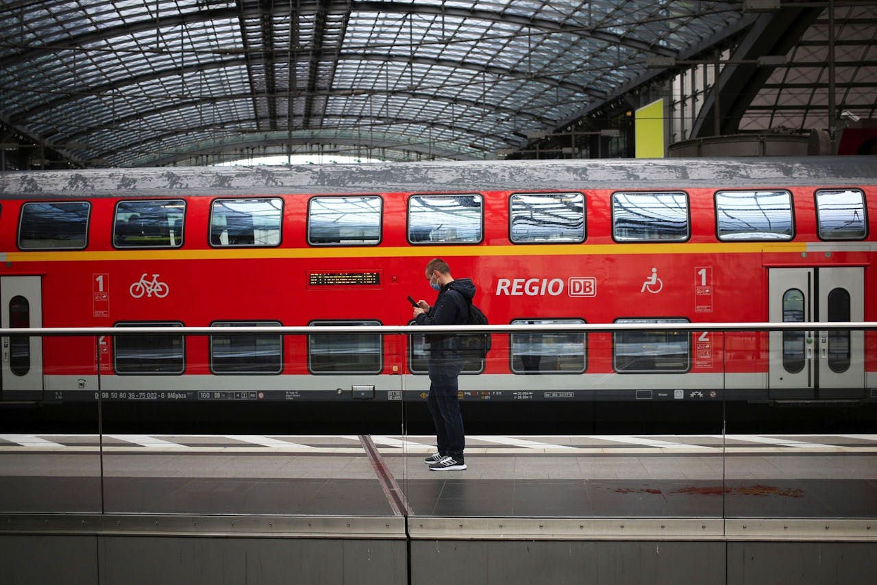 Het centraal station van Berlijn. Het aantal reizigers is drastisch afgenomen maar veel treinen rijden nog wel gewoon.