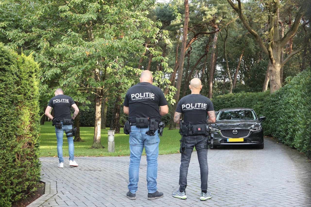 Agenten en de Fiod bij de inval bij de woning van Jumbo-topman Frits van Eerd in Heeswijk-Dinther.