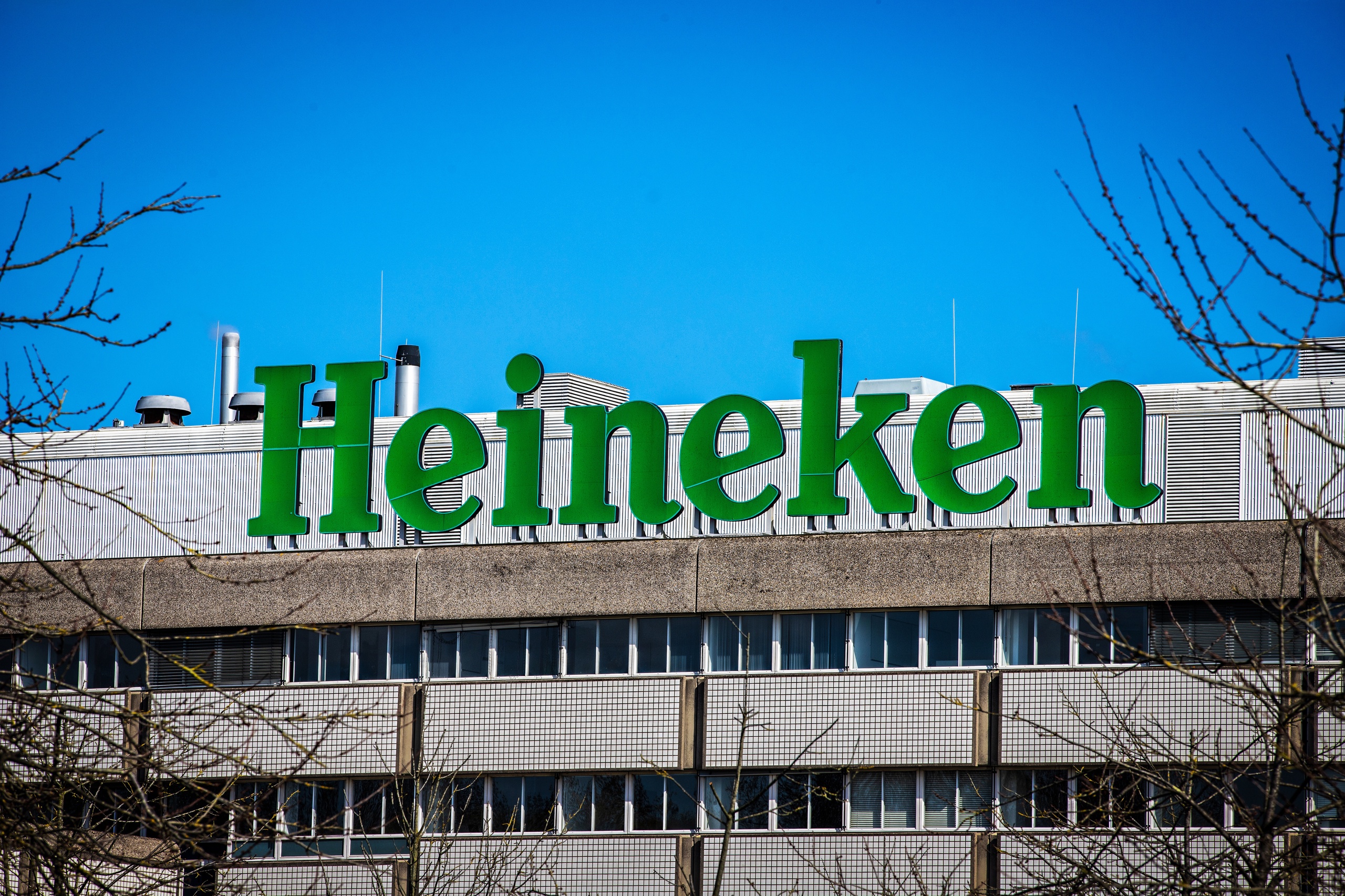 Koers Heineken Duikelt Nu Brouwer Minder Groeit Dan Verwacht