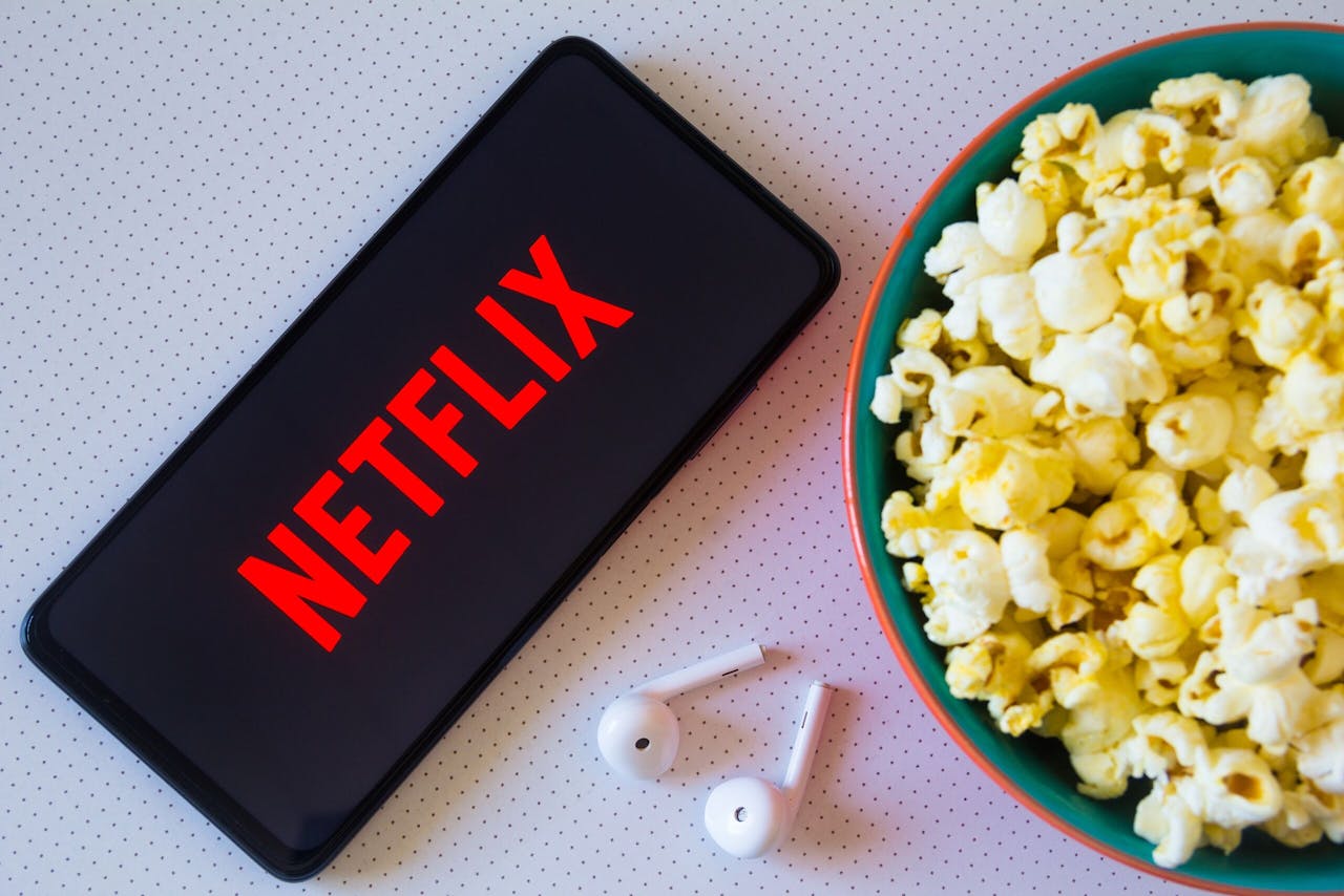 Volgens Netflix zijn er boven op de 221 miljoen betalende abonnees wereldwijd nog eens 100 miljoen huishoudens die op het account van iemand anders meekijken.