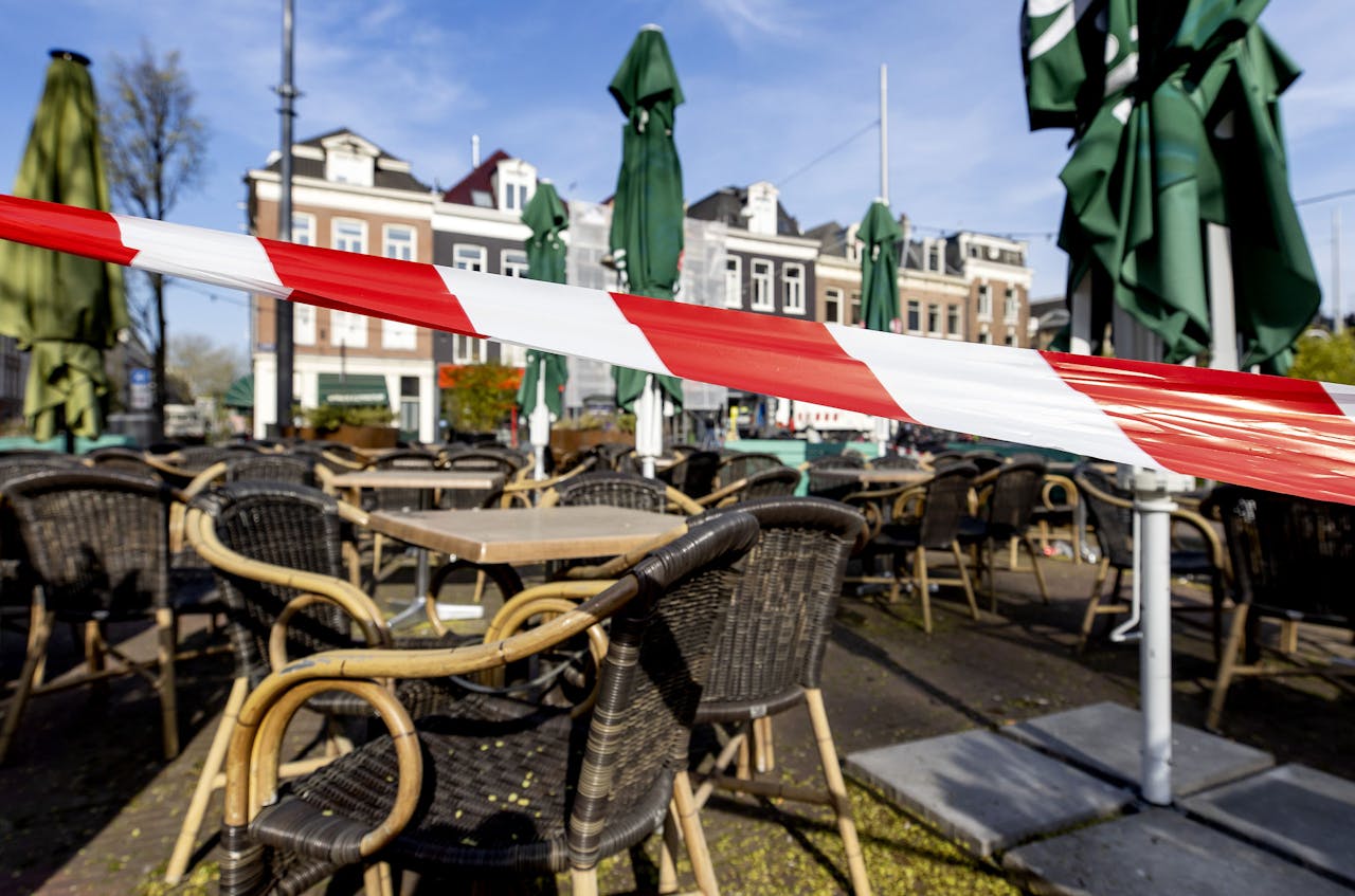 Afgesloten terrassen op het Marie Heinekenplein. Sinds 15 maart is de horeca in Nederland grotendeels gesloten als maatregelen tegen verspreiding van het coronavirus.
