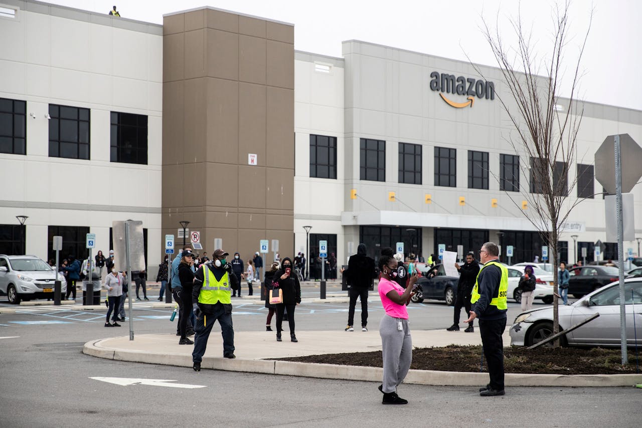 Bij verschillende Amazon-warenhuizen braken de afgelopen weken protesten uit over onveilige werkomstandigheden, zoals hier in New York.