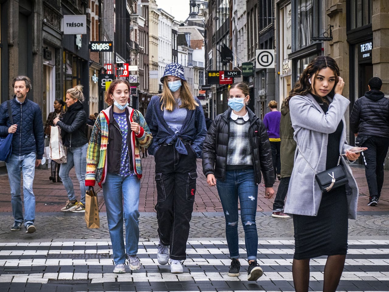 Jongeren met mondkapjes in de Amsterdamse Kalverstraat. Uit RIVM-onderzoek kwam níét naar voren dat jongeren de risico's onderschatten.