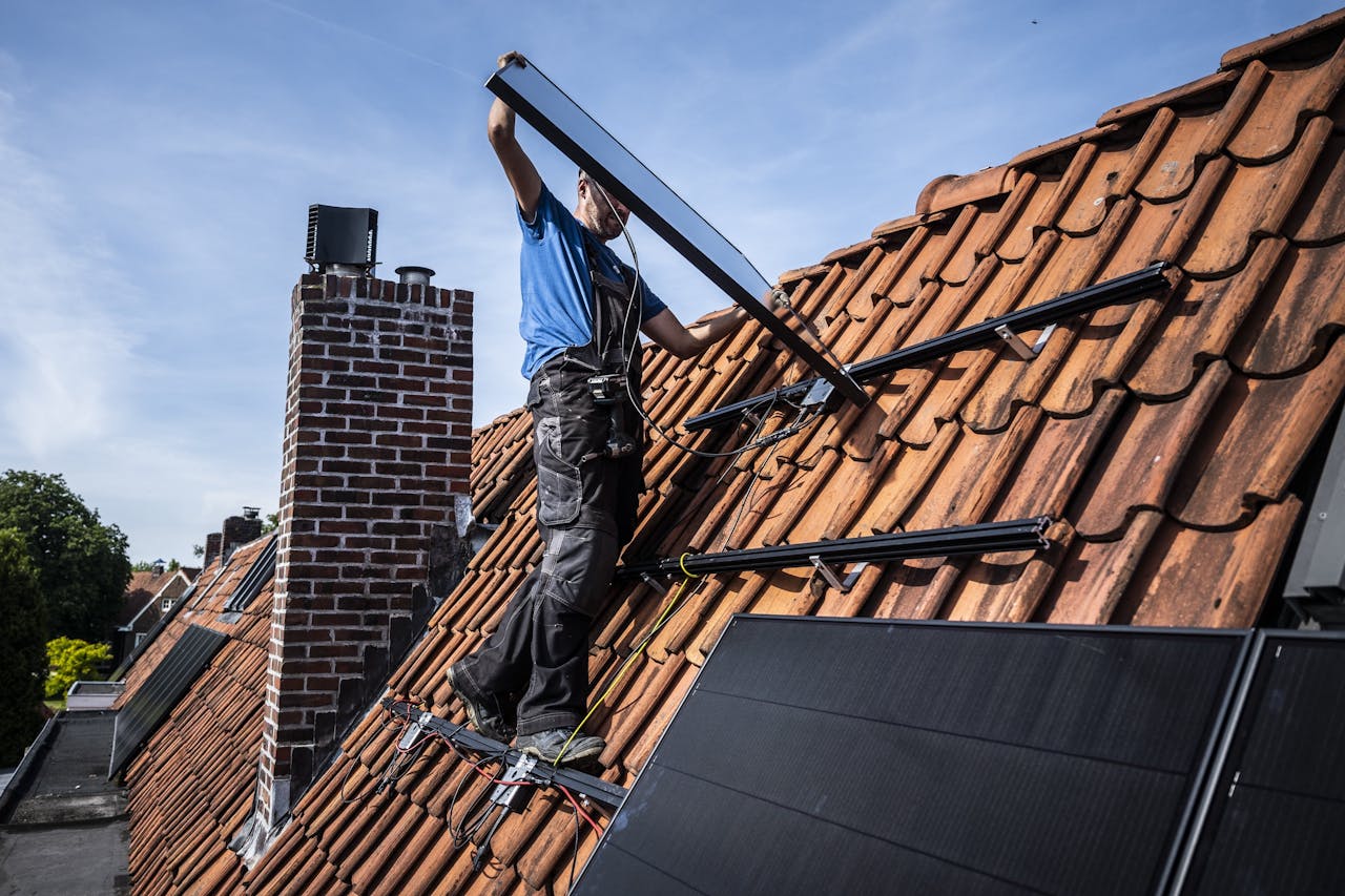Werknemers kunnen steeds vaker van de baas geld krijgen of lenen voor bijvoorbeeld zonnepanelen.