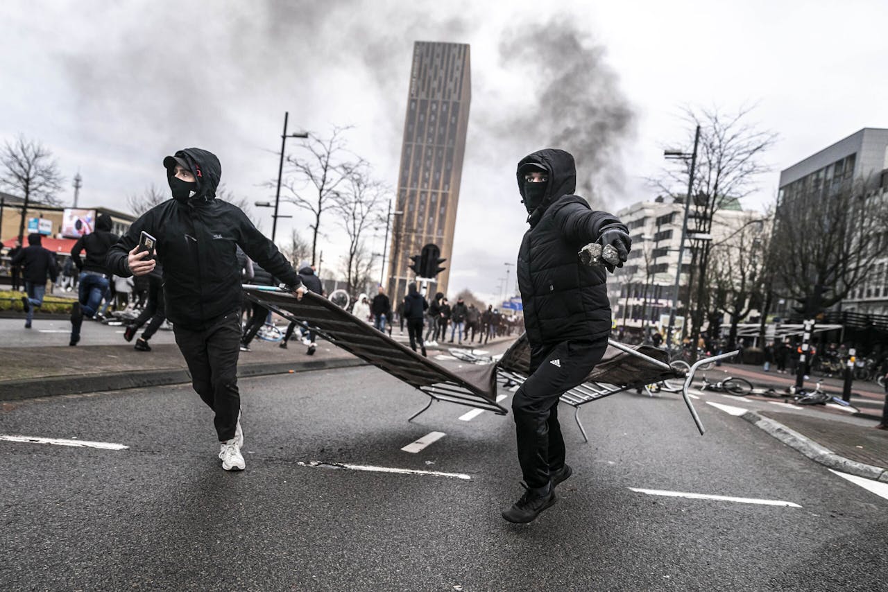 Jonge relschoppers bij de rellen in Eindhoven