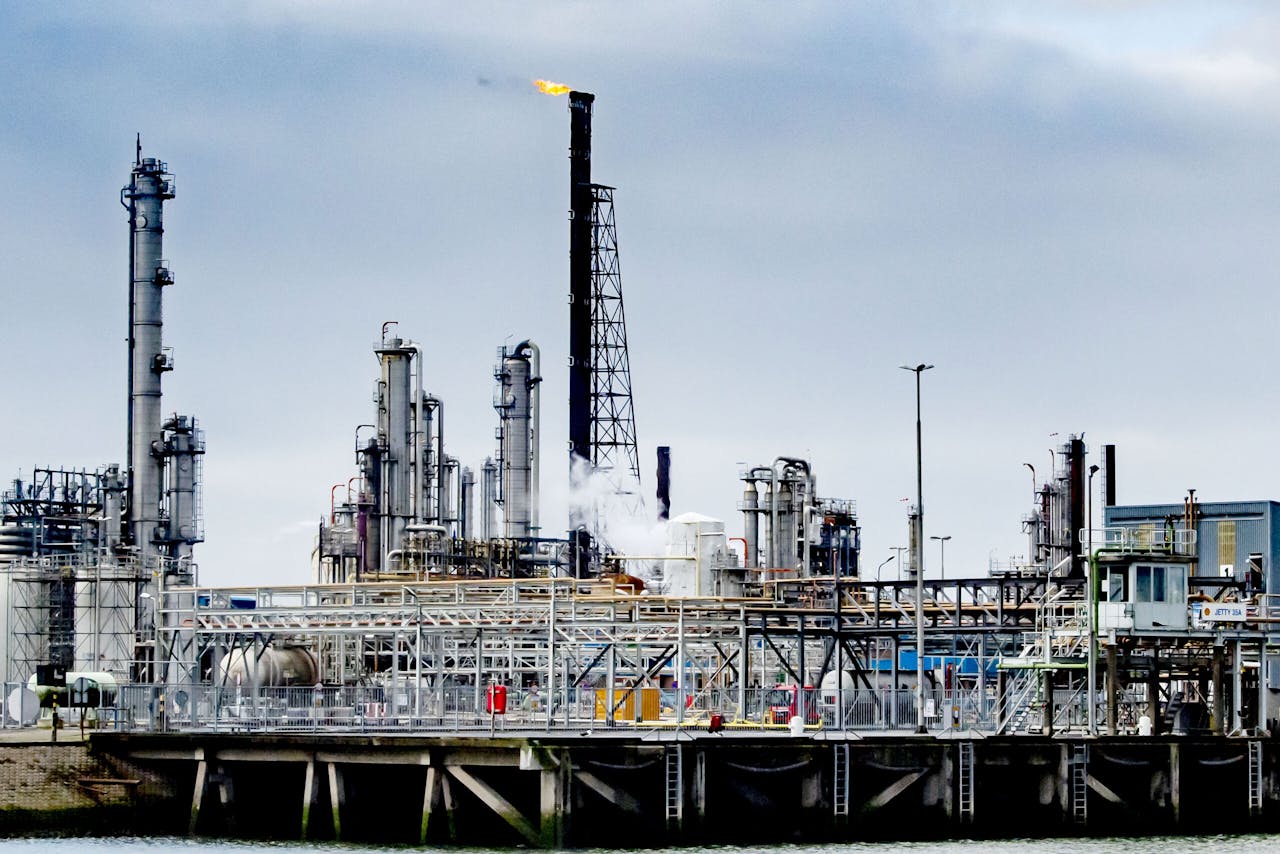 De raffinaderij van oliemaatschappij Shell in Pernis. Bijna alle Nederlandse pensioenfondsen staan onder druk van deelnemers en van klimaatactiegroepen om hun belangen in fossiele bedrijven — in Nederland vooral Shell — zo snel mogelijk te verkopen.
