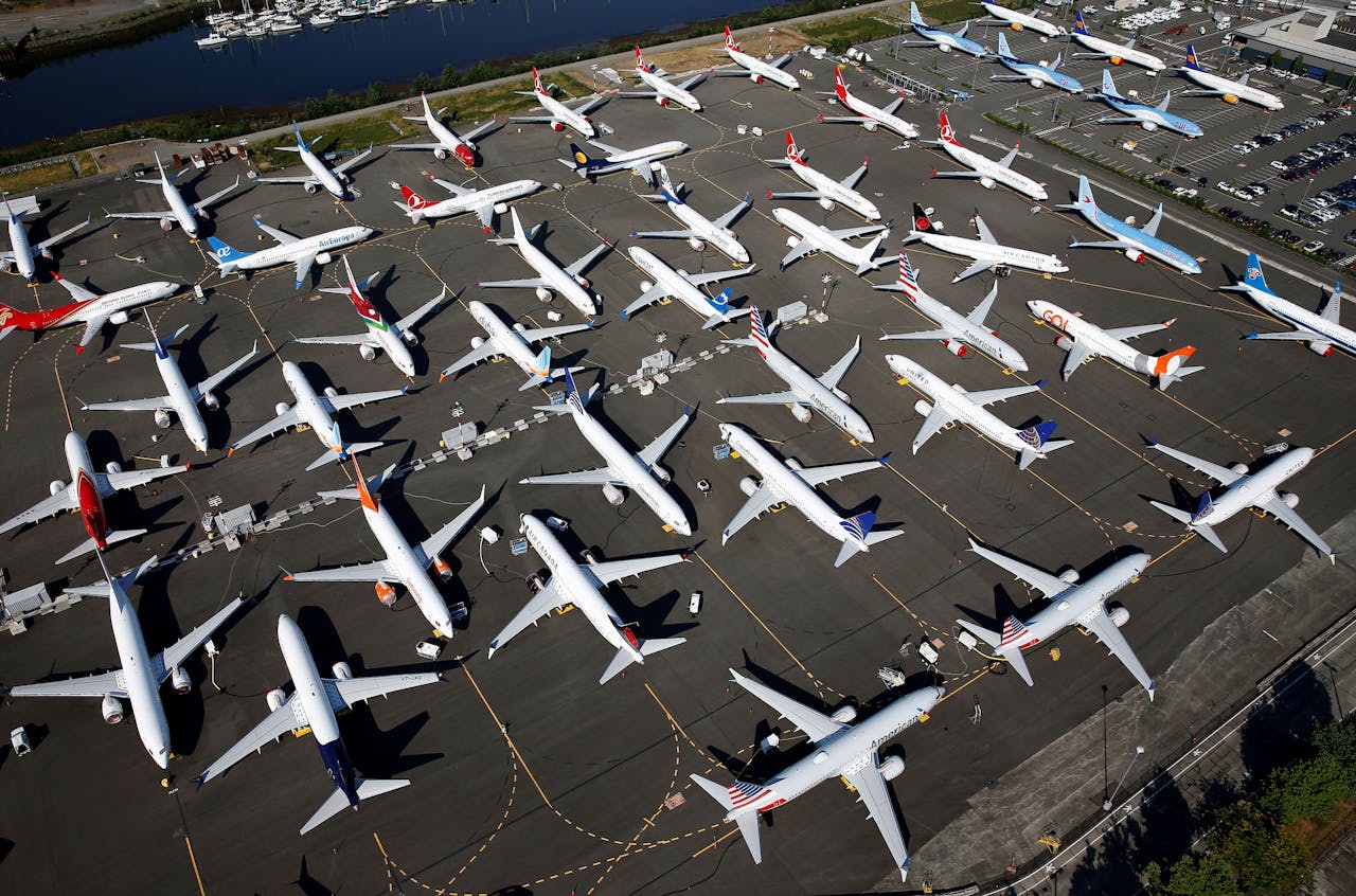Op het vliegveld van het Amerikaanse Seattle staan tientallen Boeing 737 Max-toestellen geparkeerd.