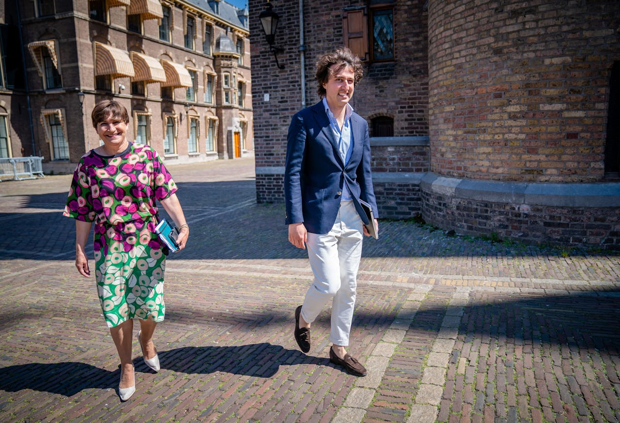 PvdA-leider Lilianne Ploumen (links) en Jesse Klaver van GroenLinks arriveren woensdag op het Binnenhof voor een gesprek met informateur Mariëtte Hamer.
