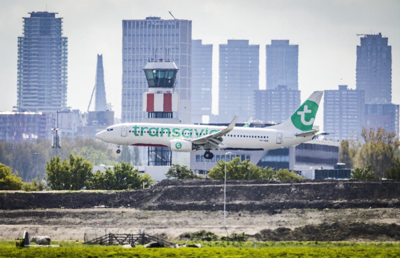 Een Transavia-toestel landt op Rotterdam The Hague Airport