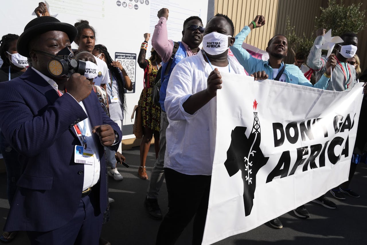 Een demonstratie op de klimaattop in Egypte tegen nieuwe gasboringen in Afrika. Duitsland en Italië hebben met Senegal en Algerije deals gesloten om Russisch gas te vervangen.