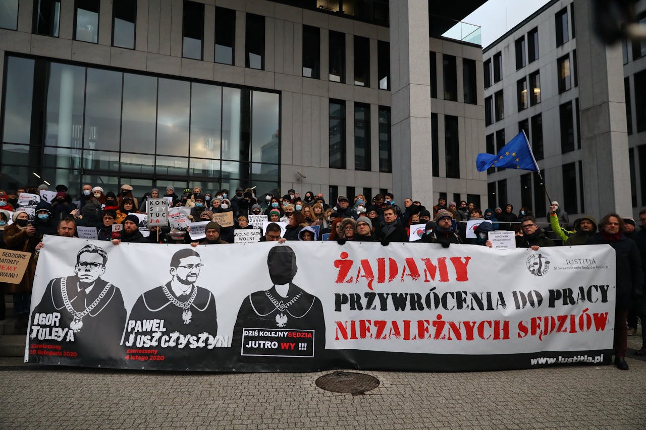 Supporters van gerechtelijke onafhankelijkheid protesteren in Krakow in januari 2022.