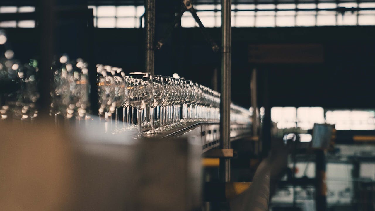 Productie van glazen in de Nederlandse fabriek van Royal Leerdam.
