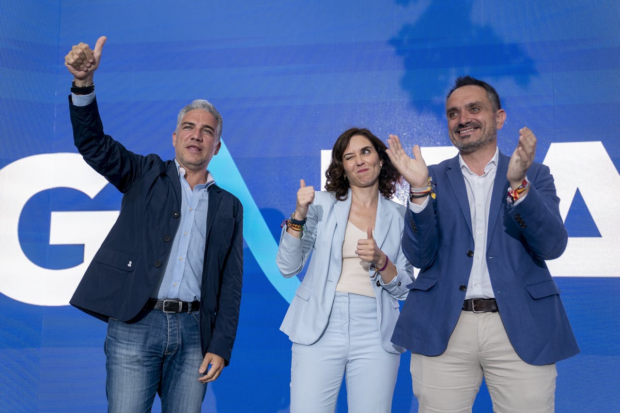 Kopstukken van de conservatieve partij Partido Popular, deze week op campagne in Madrid. In het midden staat Isabel Díaz Ayuso, sinds 2019 president van de autonome regio Madrid. Ze heeft zich herverkiesbaar gesteld.