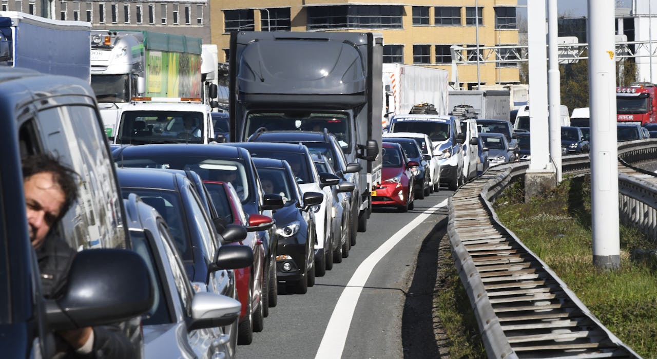 File voor de Van Brienenoordbrug in Rotterdam. Als het aan de Europese Commissie ligt, gaat ook het wegtransport straks betalen voor de uitstoot van schadelijke broeikasgassen zoals CO₂.