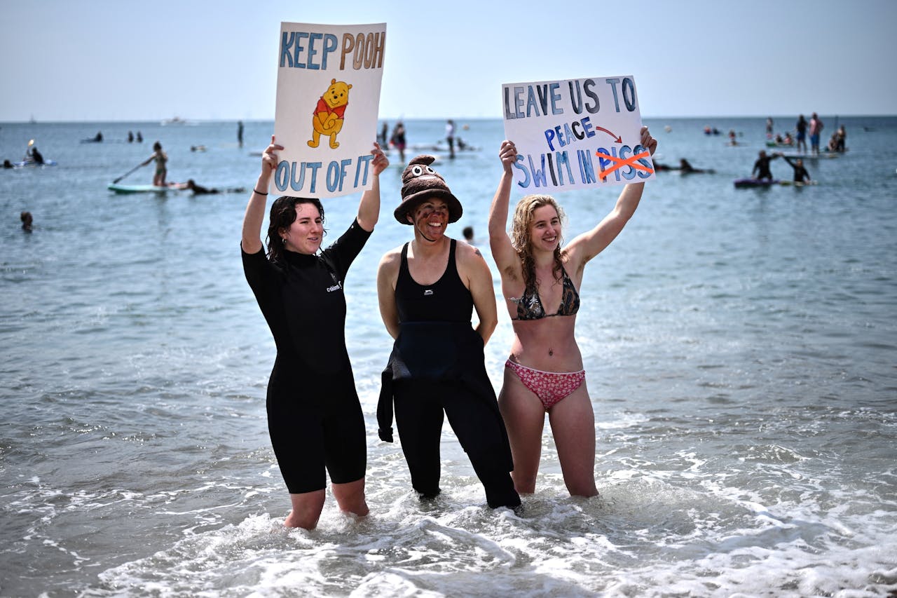Activisten van Surfers Against Sewage protesteerden vorige maand in de branding bij de populaire badplaats Brighton in het zuiden van Engeland tegen de rioolvervuiling van het zeewater aan de kusten.