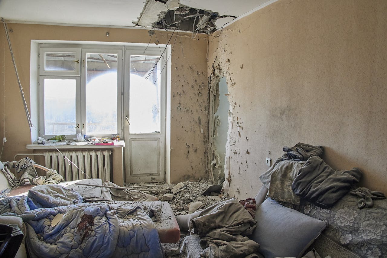 Een gebouw in Charkov, in het oosten van Oekraïne, is verwoest na de Russische inval. Het Amsterdamse leerplatform Studytube heeft vijftig medewerkers in de stad.