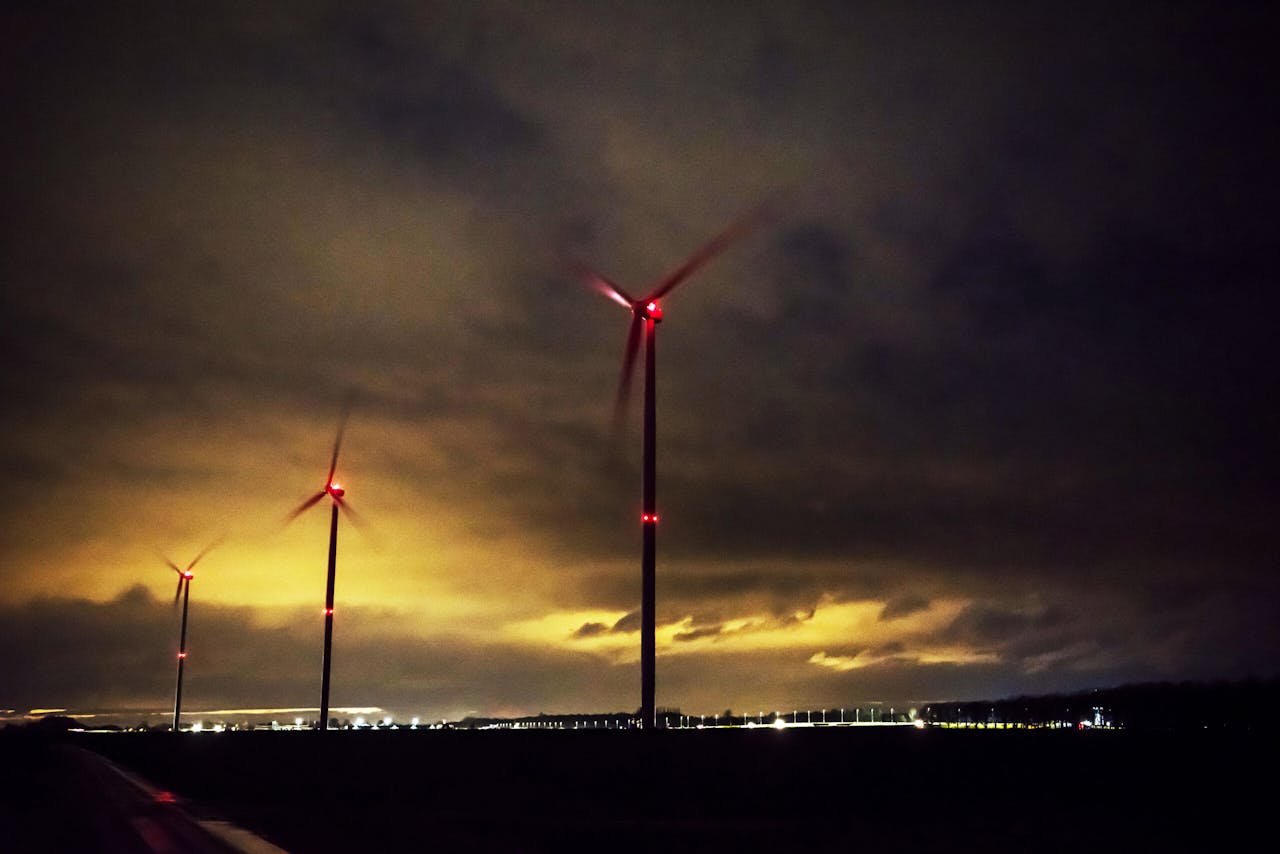 Windmolens langs de N33 bij Meeden, een dorp in de gemeente Midden-Groningen