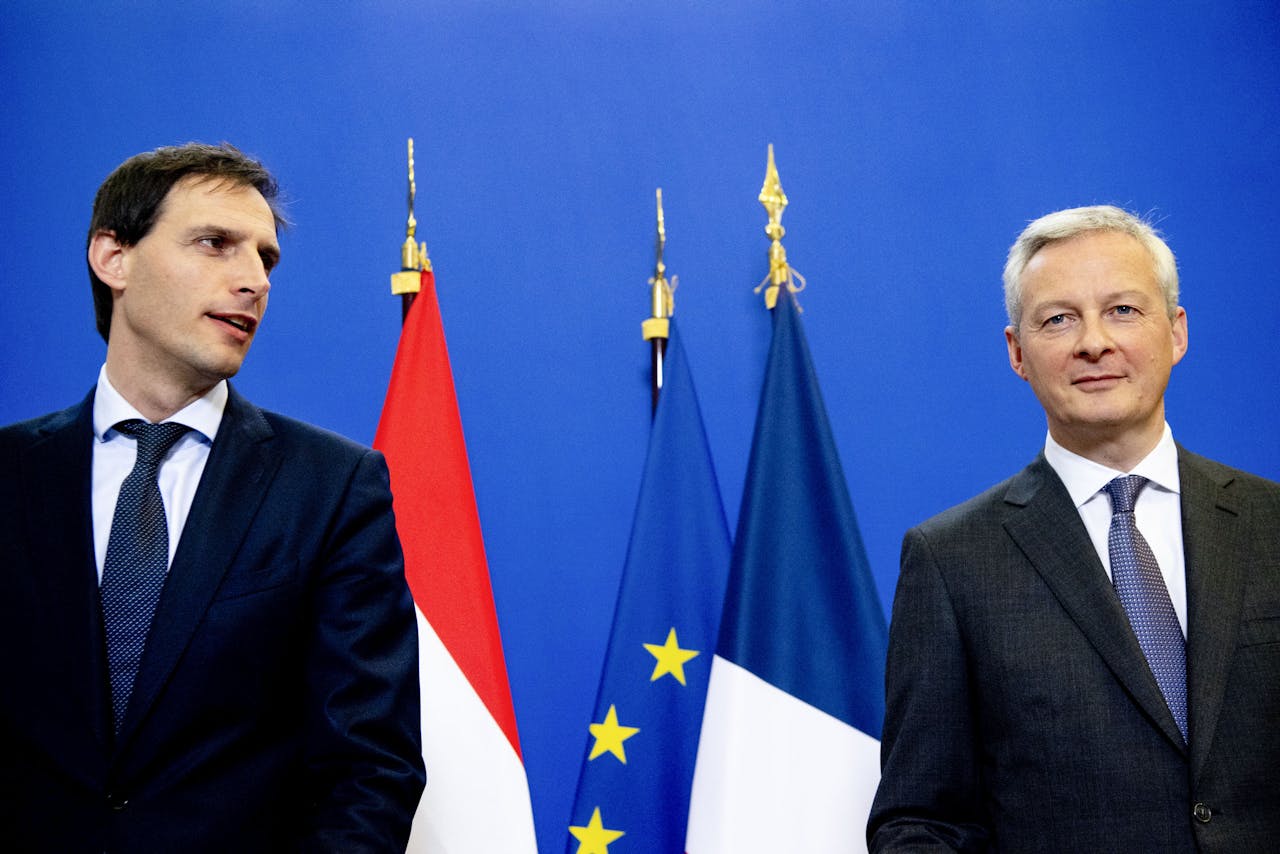 Minister Wopke Hoekstra van Financiën een jaar geleden met zijn Franse collega Bruno Le Maire in Parijs.