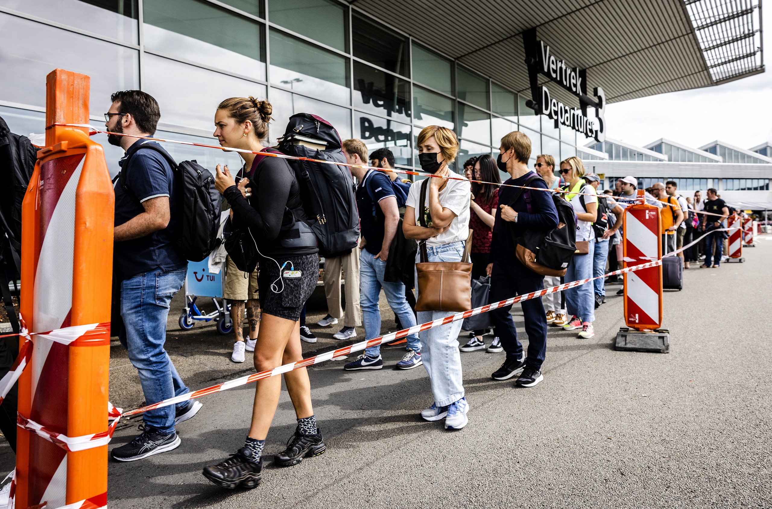 Schiphol Compenseert Reizigers Die Vlucht Misten Vanwege Lange Rijen ...