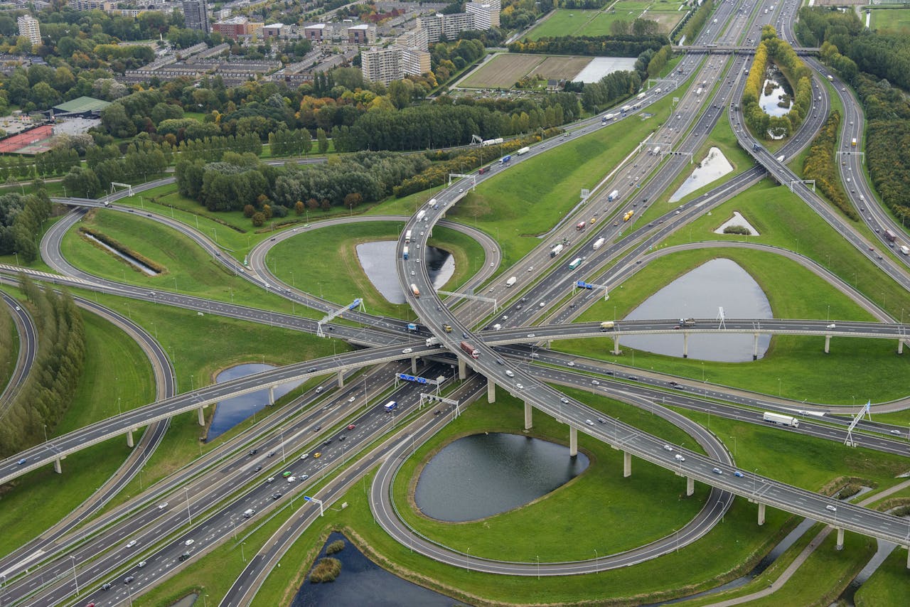 Klaverblad bij Ridderkerk. Door onze mobiele telefoons en navigatieapparatuur te volgen, kan de hoeveelheid auto’s op de weg precies worden bijgehouden.
