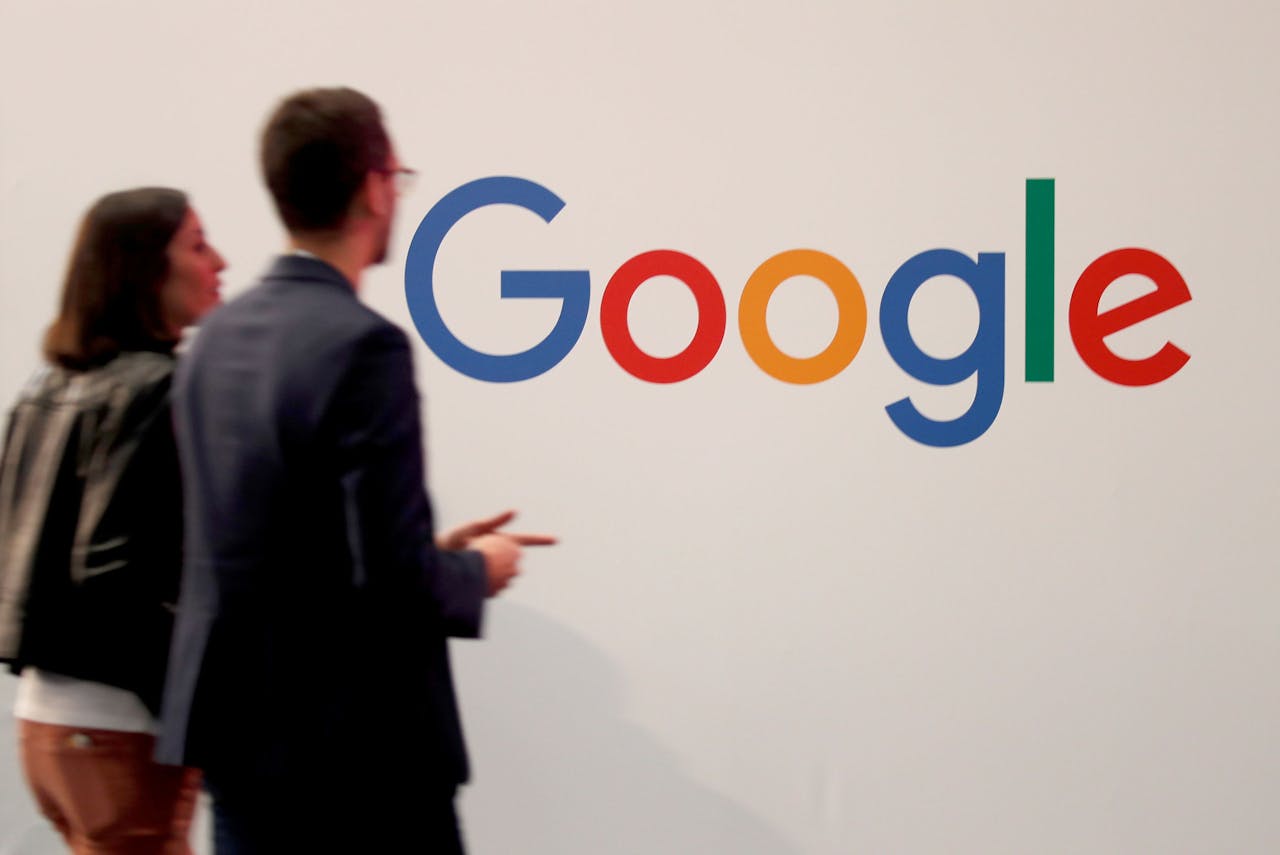 Bezoekers wandelen langs het logo van Google tijdens een bijeenkomst van technologiebedrijven in Frankrijk