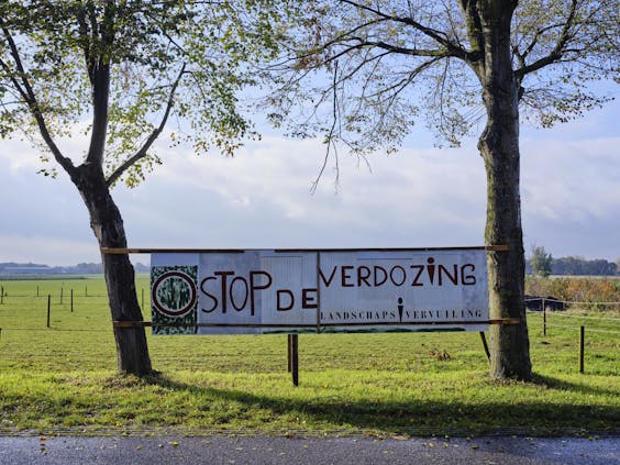 Protest tegen het behoud van het landschap van Wijkevoort. Het gebied loopt gevaar vanwege het eventueel vestigen van een nieuw internationaal distributiecentrum.
