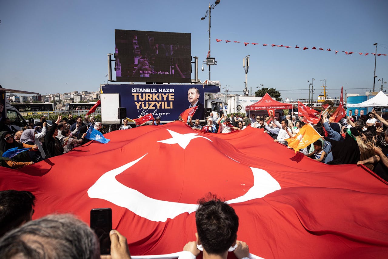 De AKP-partij van Erdogan voert campagne in Istanboel twee dagen voor de tweede ronde van de Turkse presidentsverkiezingen.
