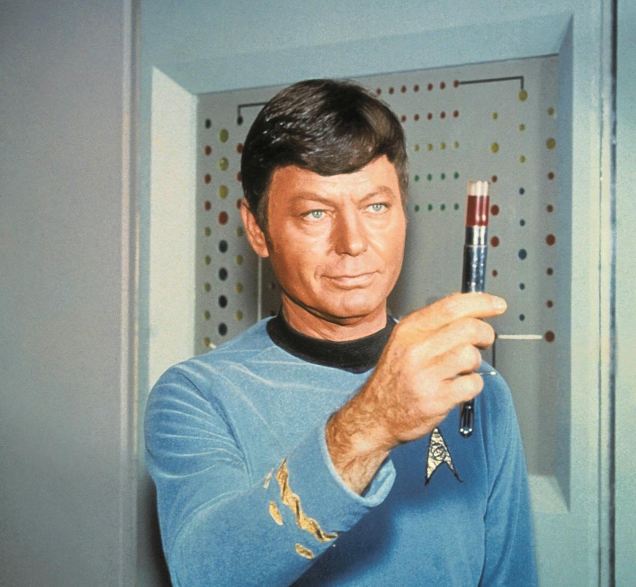Doctor Leonard ‘Bones’ McCoy, de eerste scheepsarts uit de serie ‘Star Trek’, met de Tricorder.