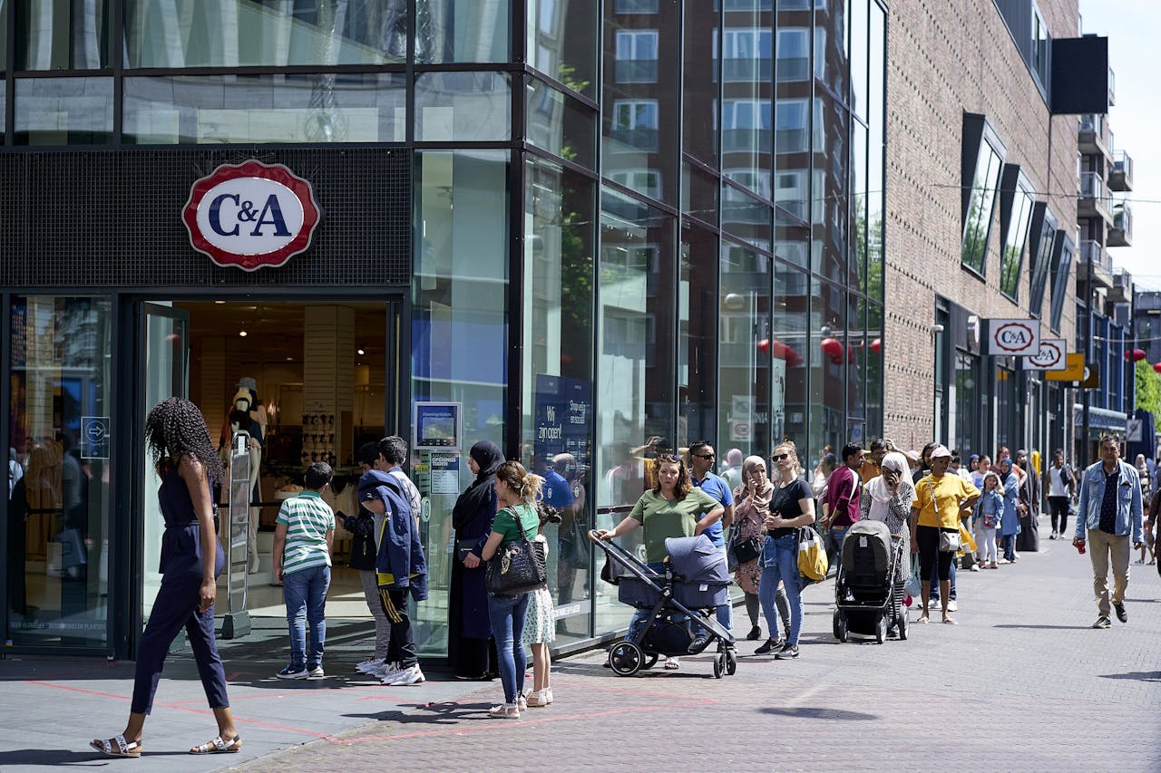 Mensen in de rij voor de C&A in het centrum van Den Haag.