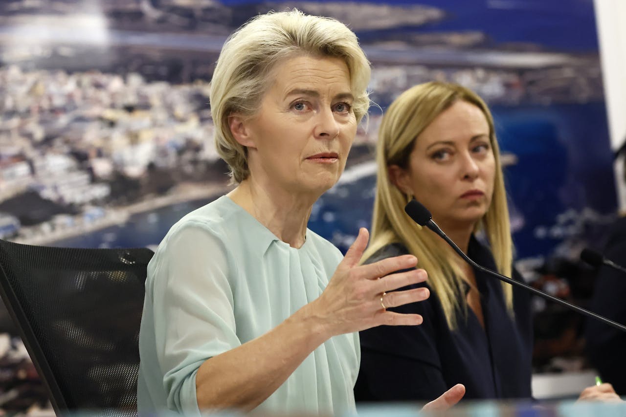 Ursula von der Leyen en de Italiaanse premier Giorgia Meloni tijdens een persmoment zondag op Lampedusa. De Europese Commissie heeft Italië extra hulp toegezegd van onder meer het Europese grensagentschap Frontex.
