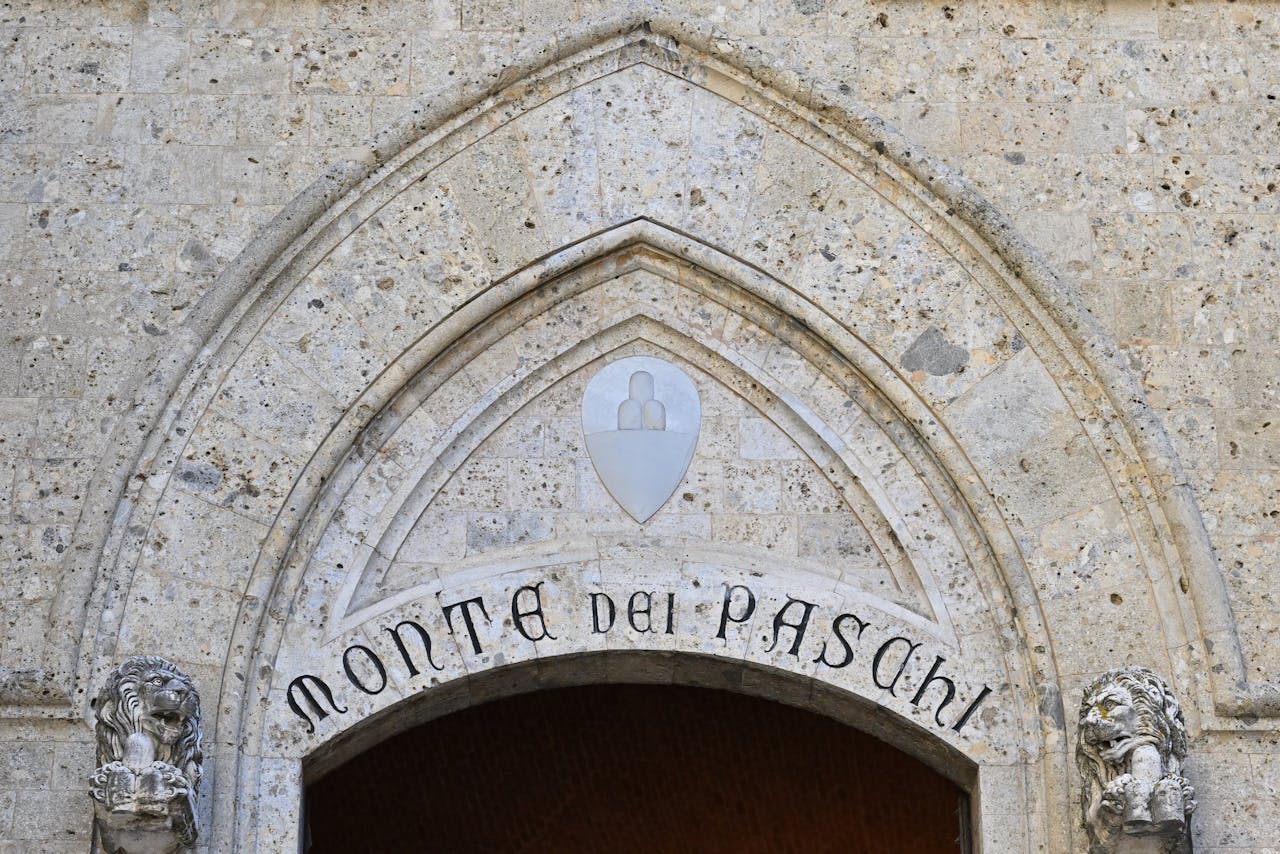 Ingresso al Palazzo Slampene a Siena, dove ha sede la sede MPS.