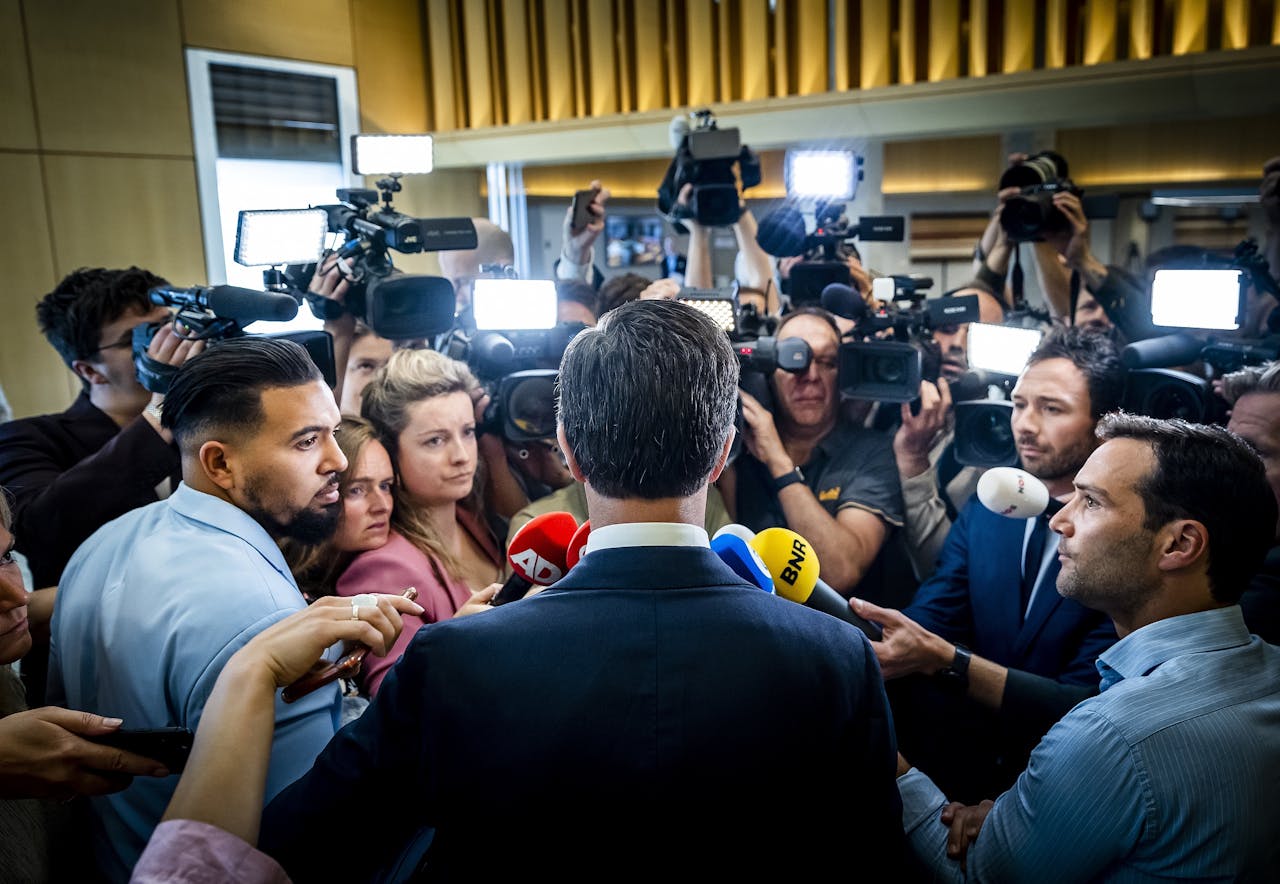 Demissionair premier Mark Rutte staat de pers te woord na het aankondigen van zijn vertrek uit de politiek.
